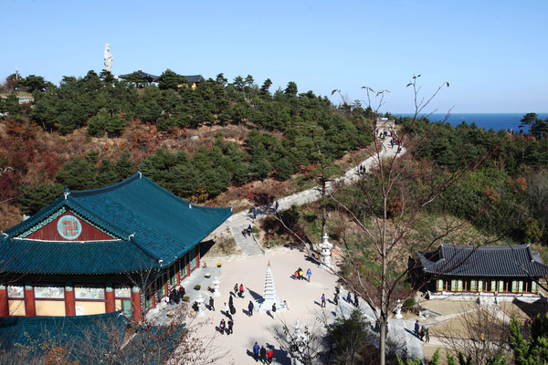 윤슬에서 차량 4분 거리 (약 3km)
양양군 북쪽 해안에 위치한 낙산사는 오봉산을 배경으로 하여 신라 고승 의상대사가 관음보살의 계시를 받고 지은 절이다. 바닷가 바위 절벽 위에서 여러 날 기도한 의상애용으로부터 여의주를 받고 관음보살로부터 수정 염주를 받은 후 이를 안치한 곳이 낙산사다.